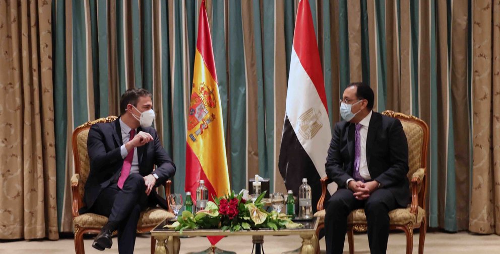 Cairo (Egypt), 01/12/2021.- Spanish Prime Minister Pedro Sanchez (L) meets with Egyptian Prime Minister Mostafa Madboully (R), ahead of the Spanish Egyptian businessmen forum in Cairo, Egypt, 01 December 2021. (Egipto, España) EFE/EPA/KHALED ELFIQI
