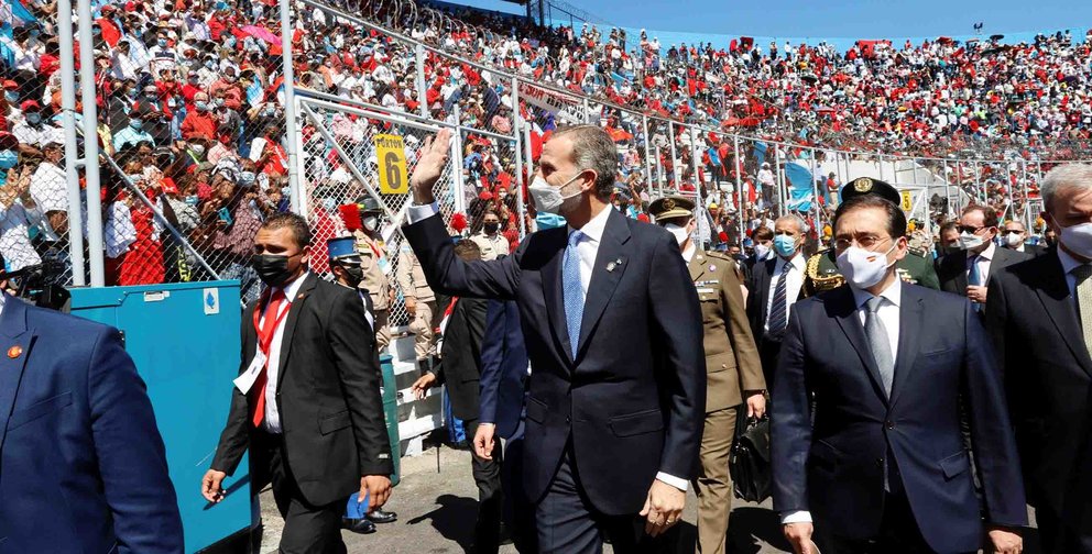 GRAF7227. TEGUCIGALPA, 27/01/2022.- El rey Felipe VI de España (c), acompañado por el ministro de Asuntos Exteriores José Manuel Albares (d), asiste a la investidura de Xiomara Castro como presidenta de Honduras en una ceremonia celebrada hoy jueves en el Estadio Nacional de Tegucigalpa. EFE/Casa de S.M. el Rey ***SÓLO USO EDITORIAL/SÓLO DISPONIBLE PARA ILUSTRAR LA NOTICIA QUE ACOMPAÑA (CRÉDITO OBLIGATORIO)***
