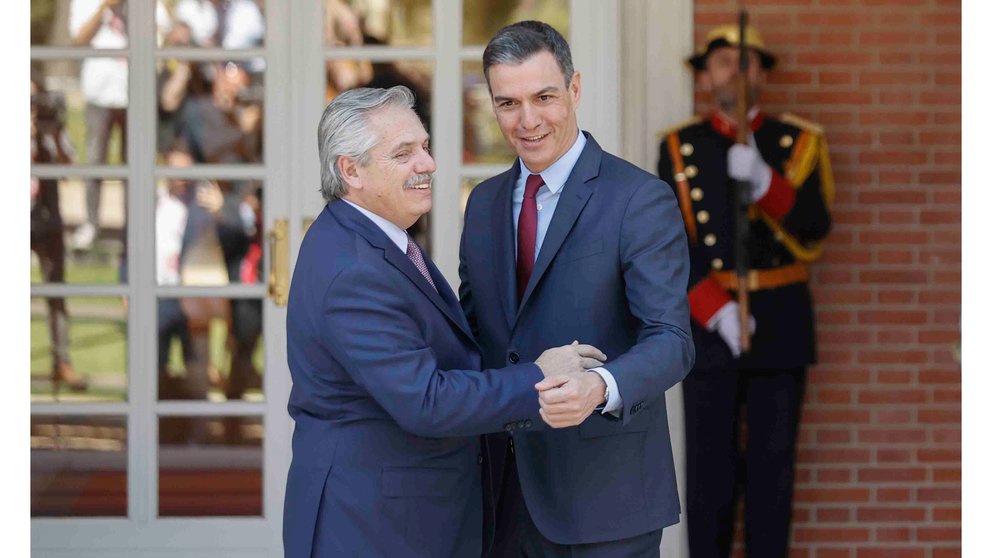 MADRID, 10/05/2022.- El presidente del Gobierno, Pedro Sánchez (d), se reúne con el presidente de Argentina, Alberto Fernández, este martes en el palacio de la Moncloa en Madrid. EFE/Emilio Naranjo
