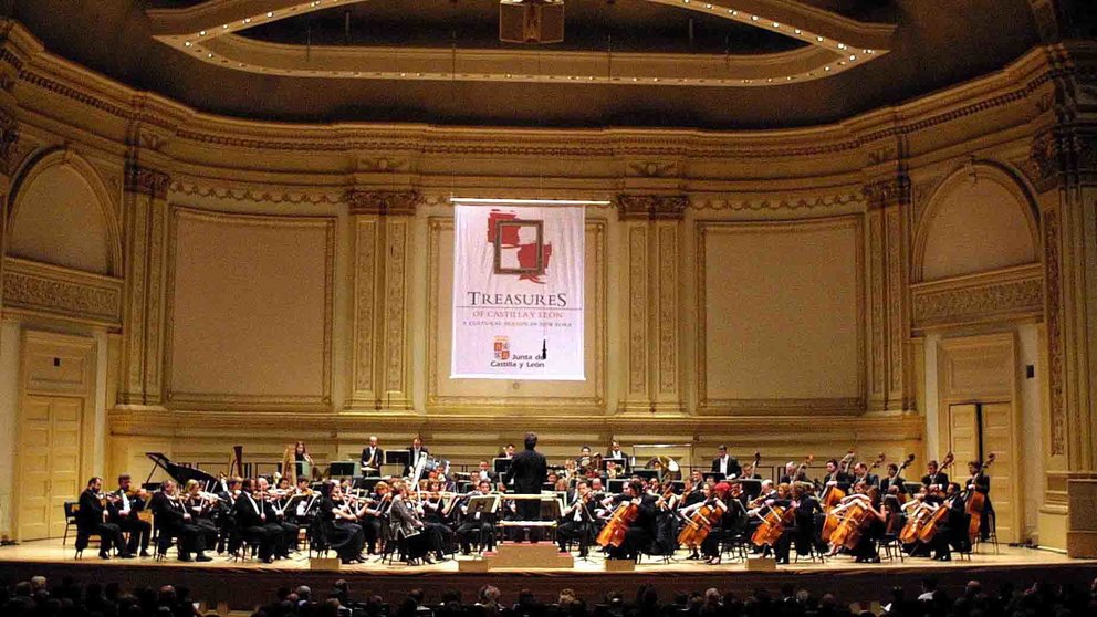 Fotografía de archivo en la que se registró el escenario del la reconocida sala de conciertos Carnegie Hall, en Manhattan (Nueva York, EE.UU.). EFE/Miguel Rajmil
