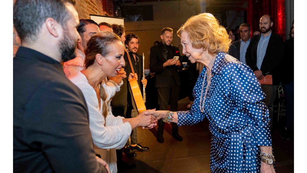 Doña Sofía de España (d) saluda al grupo de flamenco que realizó un acto este 14 de septiembre de 2022, en el teatro Angel Orensanz Foundation de Nueva York (EEUU). EFE/ Angel Colmenares
