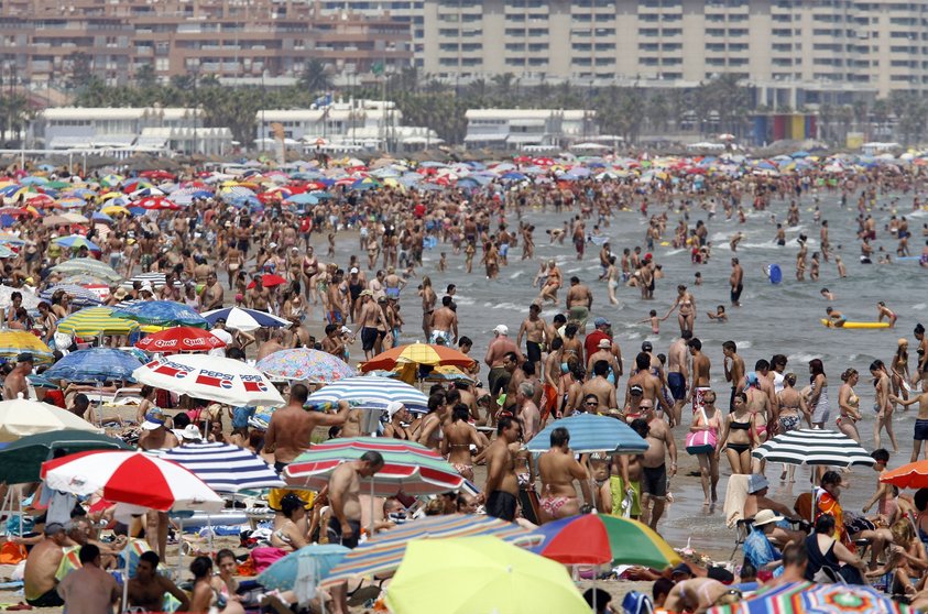 Una de las playas de Valencia, repleta de turistas.