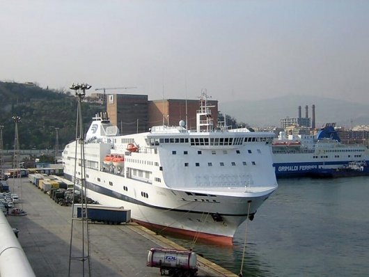 Uno de los ferrys que unen el puerto de Tarifa con la ciudad marroquí de Tánger.