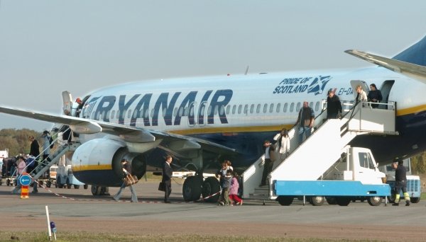Pasajeros descienden de un vuelo de Ryanair.
