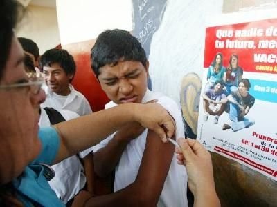 Jóvenes vacunándose contra la hepatitis.