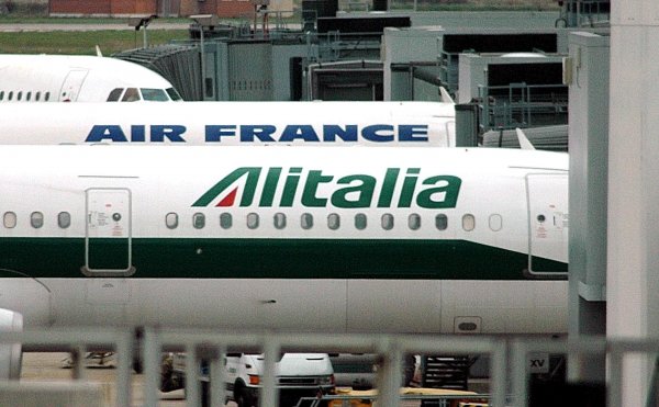 Varios aviones de Alitalia esperan en el aeropuerto.