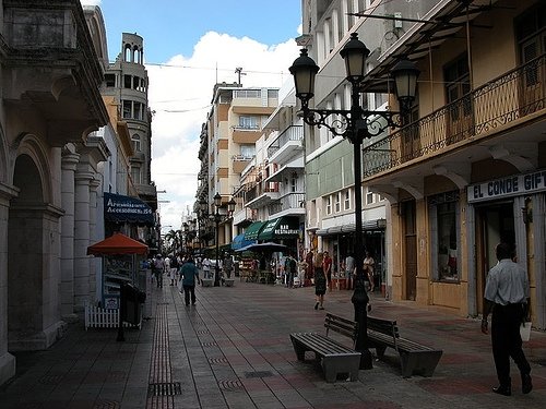 Calle de El Conde, en Santo Domingo, donde se encontraba el Café La Colonial, al que solían acudir los exiliados españoles.