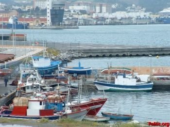 Embarque de vehículos en el puerto de Ceuta.