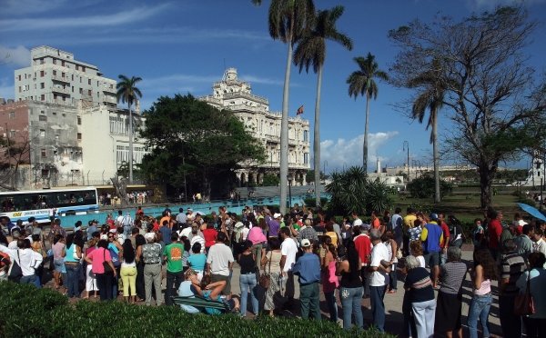Colas  de descendientes solicitan la nacionalidad española en Cuba.