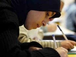 Una joven musulmana en una escuela.