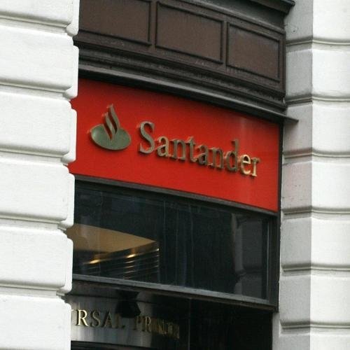 Detalle de un cartel luminoso del Banco Santander.