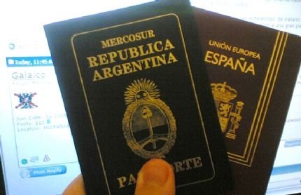 Una persona muestra sus pasaportes argentino y español.