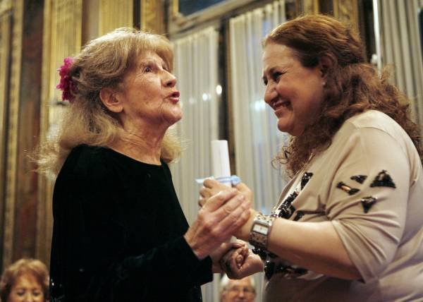 La historiadora argentina Liliana Barela hace entrega de un recuerdo a Marisol Salgado, una de las mujeres que viajaron al bordo del Massilia.