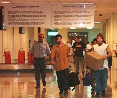 Inmigrantes en un aeropuerto español.