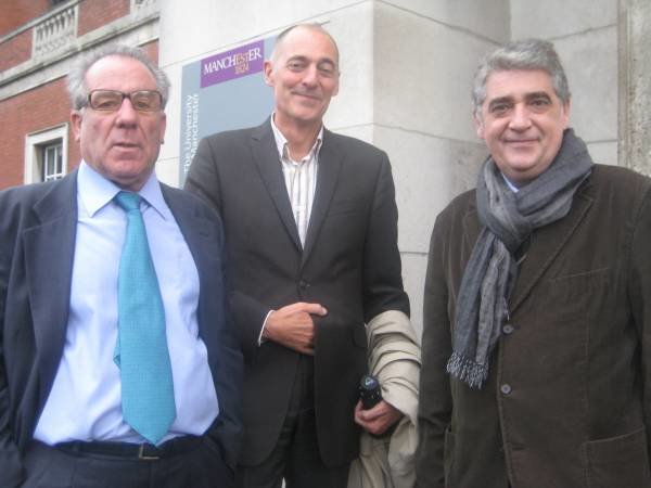 Luciano García Lorenzo junto a Iñaki Abad, director del IC de Mánchester y Chris Perriam, Jefe de Estudios de la Universidad de Mánchester