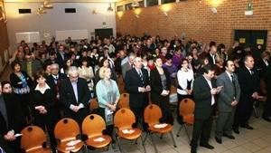 Socios e invitados del Centro Andaluz de Vilvoorde entonan el himno andaluz, durante los actos del Día de la Comunidad.