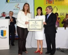 Entrega de la medalla de oro de la Emigración a Andrea Canella Da Silva.