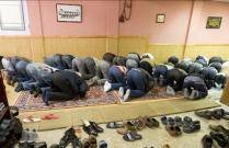 Gente rezando en una mezquita.