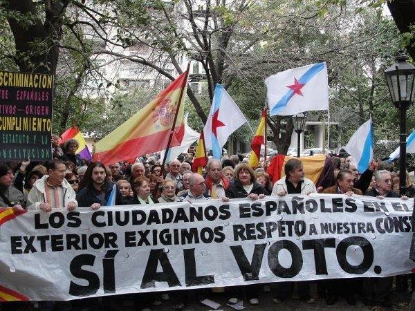 Manifestación en defensa de los derechos del voto de los emigrantes.