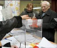 Una mujer deposita su voto en la urna.
