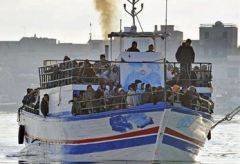 Llegada de inmigrantes tunecinos en un barco.