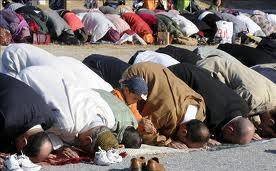 Decenas de musulmanes rezando.