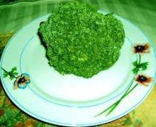 Un plato con brócoli.