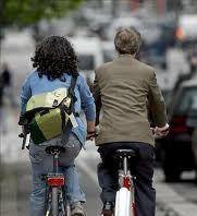 Una pareja en bicicleta.
