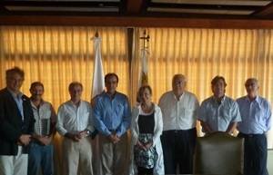 Elvira Cortajarena durante su reunión con los responsables del Centro Vasco de Uruguay.