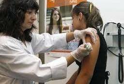 Una adolescente recibe la vacuna contra el papiloma humano.