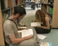 Alumnos universitarios en una biblioteca.