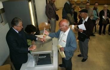 Vista de un consulado durante las votaciones.