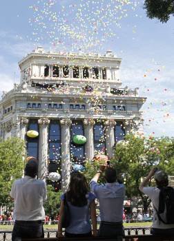 Lanzamiento de globos con palabras en español ante la sede central del Instituto Cervantes. (Foto: BALLESTEROS)