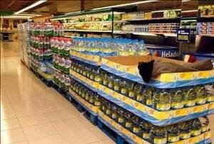 Botellas de agua embotellada en un supermercado.