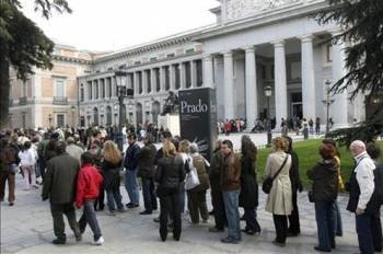 Turistas haciendo cola para acceder al Museo del Prado. (Foto: EFE)