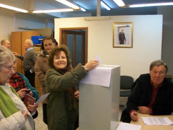 En las imágenes, varios momentos de las votaciones en la demarcación consular de Bahía Blanca.