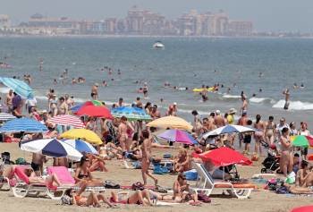 Una playa valenciana. El 37,8% de gallegos no pude ir de vacaciones. (Foto: M. BRUQUE)