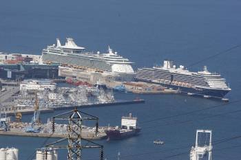 Dos cruceros turísticos atracados en el puerto de Vigo. (Foto: ARCHIVO)