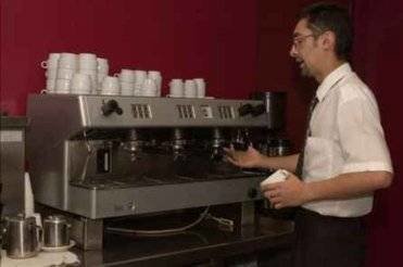 En la imagen, un camarero prepara un café.