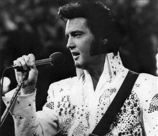 El cantante, Elvis Presley.