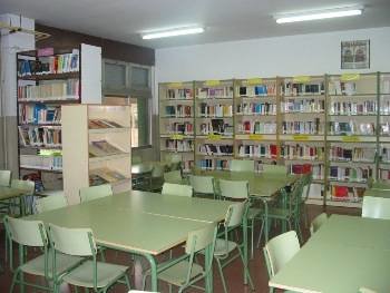 En la imagen una biblioteca de un colegio.