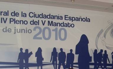 Uno de los paneles de decoración del IV Pleno del V Mandato, en Madrid.