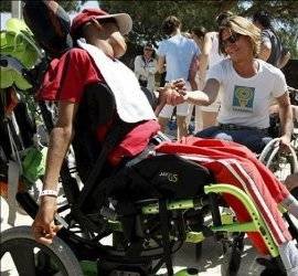 En la imagen, dos personas con discapacidad.