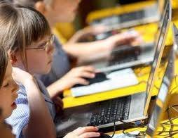 En la imagen, varias alumnas trabajando con ordenadores.