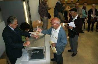 Imagen de emigrantes votando en urna en las pasadas elecciones autonómicas.