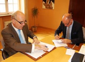 Alfonso Candau y Santiago Camba, en la firma del convenio.