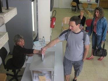 Un español deposito su voto en urna en el consulado.