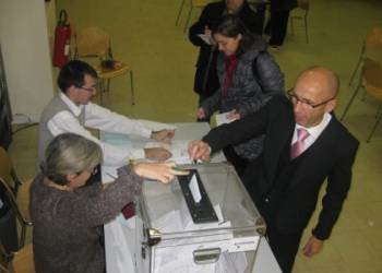 Españoles depositando su voto en la jornada de ayer en el Consulado de París.