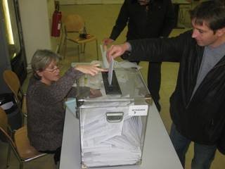 Un español depositando su voto en urna en el Consulado de París.