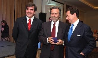 Momento en el que Nabor García recibe el galardón en Chile.